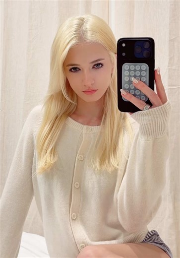 Kayla Void (@kaylavoid)’s videos with som original - Prisma