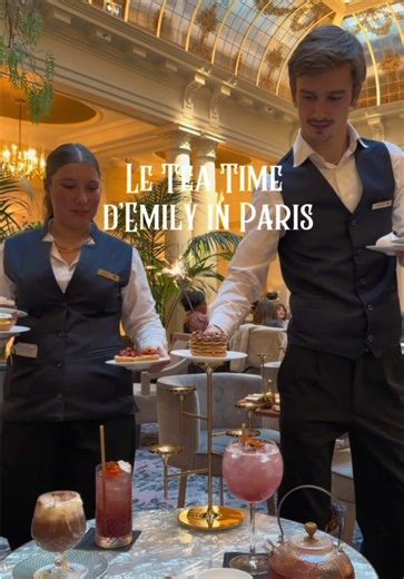 Emily in Paris, version Tea Time à Paris 🤩🍰 ✨Chic, gourmand et absolument magique Le lieu : Un véritable coup de foudre. Niché dans le 1er arrondissement, à quelques pas du musée du Louvre, L’Officine du Louvre se dévoile sous la somptueuse verrière de l’iconique Hôtel du Louvre. Une parenthèse hors du temps, belle, élégante, lumineuse et incroyablement apaisante. Le tea time : Un moment incroyablement gourmand inspiré de Emily in Paris, où la pâtisserie française flirte avec un twist américai