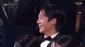 20K views · 139 reactions | Jung Hae In giật mình khi Han Ji Min gọi tên tại Giải thưởng điện ảnh Rồnd xanh 2024 | OLD KPOP Vietnam | Facebook