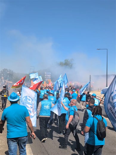 Grève et manifestation des salariés de l'usine Stellantis à Poissy (78) après l'annonce de la fin de la production de voitures. Près de 900 emplois vont être supprimés.