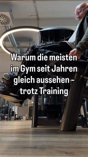 Jörg Dumke Diät Coaching on Instagram: "Warum die meisten im Gym seit Jahren gleich aussehen – trotz Training. Weil sie beschäftigt sind, aber nicht wirksam trainieren. Sie gehen regelmäßig ins Gym, schwitzen, machen ihre Sätze und glauben, das reicht. Tut es nicht. Muskelaufbau entsteht nicht durch Anwesenheit, sondern durch gezielten Reiz. Wenn Gewichte, Wiederholungen und Spannung sich über Monate nicht verändern, hat der Körper keinen Grund zu wachsen. Er passt sich nur an das an, was er ken