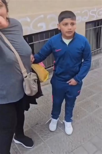 El caos en las calles de Bilbao España 🇪🇸, el señor expone al niño que le robó.Ese niño cuando sea un adulto será todo un matoncito 🤨