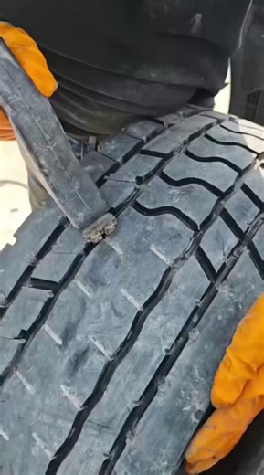 Really prefer this man is amazing . He must do his work with all his attention. Wow, great and congrats to him.