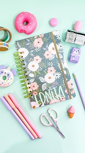 📗TUTORIAL LIBRETA 🗒️ Hice esta libreta de pasta dura para regalarle a mi hermana con su nombre y papelitos de sus colores favoritos 😉 Esta una súper idea para regalar o emprender 🫶✨ #libretapersonalizada #cuadernospersonalizados #encuadernacion #papeleriabonita #papeleriapersonalizada #cinch #engargoladora #engargoladoracinch #apuntesbonitos | Fanni Mayo