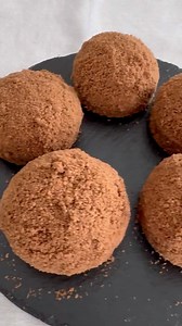 MINI KRTKOVE TORTIČKY Jednoduchý recept, ktorý zvládne každý 😘 Počet kusov závisí od veľkosti plechu na pečenie a vykrajovačky ( v mojom prípade bol rozmer plechu 45 x 40 cm a priemer formičky na vykrajovanie 9 cm, vyšlo mi 9 ks tortičiek) SUROVINY : Korpus - 320 g hladká múka 180 g kryšt. cukor 3 vajcia 3 PL kakao 200 ml olej 200 ml mlieko 1 ks kypriaci prášok Krém : 250 ml smotana na šľahanie 500 g mascarpone 2 PL práškový cukor Na dokončenie - banány orieškovo čokoládový krém (Nutella,…) Pos