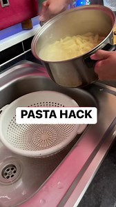 42M views · 195K reactions | Look at this pasta hack!! It makes it so easy to drain the pasta! Life hack! #pastalover #pastarecipe #lifehacks #cookingtips #cookinghacks #cookingreels | Kitchen Tips & Hacks | Facebook