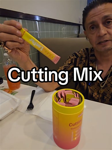 He always usually chows down on pork fried rice 🐷 #cuttingmix #leefar #tiktokshop #tiktokmarketplace #tiktokmademedoit