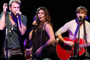 Lady Antebellum Offer Acoustic Performance of 'Downtown'