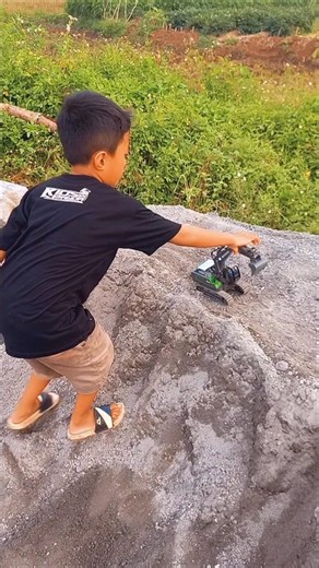 main rc excavator di tumpukan pasir#shorts#automobile #mobilrcoffroad #excavator