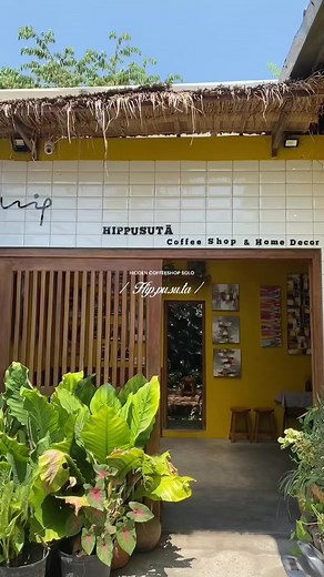 Unique Beaker-Like Drink Glasses at HIPPUSUTA Coffee