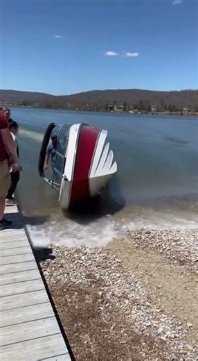 Boat Launch Goes Wrong at Table Rock Lake 😳🚤 #LakeLife #BoatingFail #automobile #dashcam