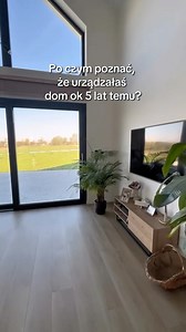 KTO Z WAS URZADZAŁ DOM KILKA LAT TEMU I MA W NIM CHOCIAŻ JEDEN Z TYCH ELEMENTÓW? 😅 Co prawda kocham swój dom, ale są dwie rzeczy, które chętnie bym już wymieniła czyli kanapa i krzesła 😂 #budowadomu #budowa #budujemydom #budujemysie #budujemysię #urzadzaniedomu #urzadzaniewnetrz #urządzaniewnętrz #urządzaniedomu #budowadomu2025 #zielonakanapa #betonowaściana #betonowasciana | Aniawasik