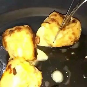 Frango à Kiev (Frango empanado, recheado com provolone, espetado e assado na brasa) um dos preferidos do drive. Chame no 98623 7733 e solicite o cardápio completo. #jantinhafast #frangoakiev | Jantinha Fast