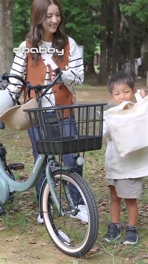 ヤマハPASからあなたへ送るエール on Instagram: "✨🎬いつも一緒が心地いい！&PASな日常 YAMAHA PAS babby（パス バビー）は、「あったらいいな！」な嬉しい機能がたくさん搭載した子乗せ電動アシスト自転車です🥰 ✅ たっぷり収納可能なフロントバスケットは荷物が多くても安心🛍️ ✅ちょっと億劫だったサドルの高さ調整は、 レバーを引くだけクイック調整可能👌✨ パパもママも自分の乗りやすい高さに変更しやすいよ✨🪑 ✅チャイルドシートはマグネット式🧲バックルだから ワンタッチで力いらずの装着が嬉しい☝✨ しかもシートベルトは背面レバーを引くだけ！ 自動巻取り式でスムーズに調整可能🉑 あっという間にお出かけ準備完了！ さぁ、今日も安全運転で✨🪖 ＼しゅっぱつしんこーう！／ ＼PASの他ラインナップ、投稿はこちら／ @yamaha_pas_official をチェック✨ #Yamaha #ヤマハ #ヤマハ発動機 #ヤマハパス #電動アシスト自転車 電動アシスト自転車デビュー ヤマハpas 電動自転車 電動自転車デビュー サイクリング 電チャリ 電アシ 