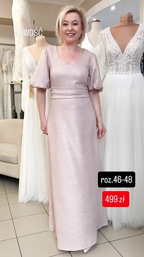 Propozycja dla mamy weselnej, sukienka uszyta z tkaniny z domieszką złotej nitki. Rozmiar 46 i 48, cena sukienki 499 zł. Produkt polski, jakoś PREMIUM 🔥✨ 📩 Zamówienia można składać w wiadomości prywatnej na messengerze. Zapraszamy do mierzenia Centrum Mody Ślubnej Styl ul 3 go Maja 25 Biłgoraj ☎️ 668 235 551 | Centrum Mody Ślubnej Styl