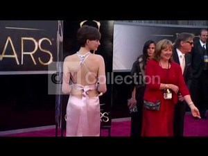 OSCARS ARRIVAL-ANNE HATHAWAY