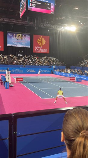 Adrian Mannarino s’impose face à son compatriote Arthur Gea après avoir condédé le 1er set. Il retrouvera en demi-finales de l’Open Occitanie le vainqueur du match suivant entre l’Américain Martin Damm et l’Italien Luca Nardi. | ObjectifGard
