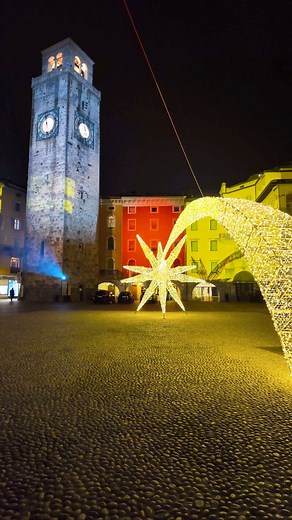 An evening stroll through Riva del Garda: sparkling lights, quiet alleys, and the charm of the Christmas markets ❤️❤️❤️ #LagodiGarda #gardalake #lakegarda #gardasee #fblifestyle #travelwithme #walkingtour | TOUR AT HOME TV