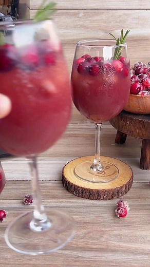 Trade out your mason jar for a wine glass and sip on this drink 🍷 It's non-alcoholic and has only 3 ingredients! Recipe 4 cups fresh concord grapes 2 cups fresh cranberries, plus more to garnish 11 oz non-alcoholic sangria Fresh rosemary to garnish, optional 🎥 @dedetable 🛒 Shop Whole Slow Juicer REVO830 at Kuvings USA: kuvingsusa.com Follow us on our social! Instagram: https://www.instagram.com/kuvingsusa/ Facebook: https://www.facebook.com/kuvingsusa/ TikTok: https://www.tiktok.com/@kuvingsu