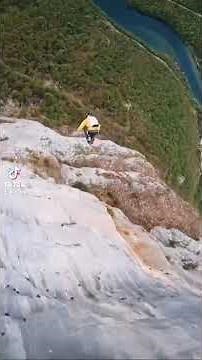 【閲覧注意】飛び降り自殺の瞬間【衝撃映像】