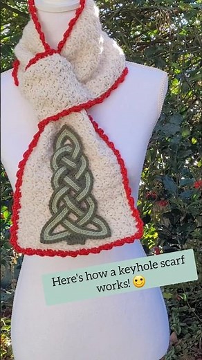 🎄 Putting on a keyhole scarf!