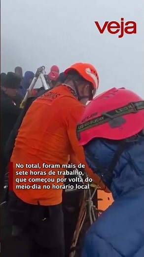 Vídeo mostra socorristas retirando corpo de Juliana Marins do vulcão Rinjani