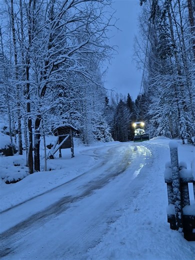 Avant e727 and snow plow in action! How’s your winter work going? ❄️ #Avant #AvantTecno #AvantE727 #SnowPlow #SnowRemoval #WinterWork #AvantInAction
