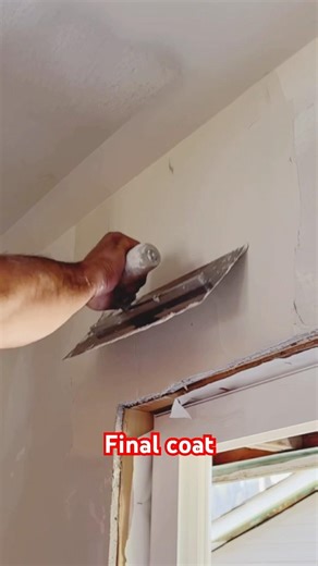 Finishing coat of mud with trawler #diy #ceilingdesign #home #drywallrepair