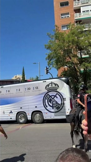 Así llega el AUTOBÚS DEL REAL MADRID al BERNABÉU: ¡ambiente espectacular!