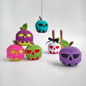 Mini Poisoned Apple CROCHET PATTERN / Skull Apple Keychain PDF English Pattern / Halloween Amigurumi Pattern - Etsy
