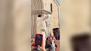 Sal Da Vinci in piazza a Sanremo canta «Per sempre sì»: il karaoke improvvisato tra i fan