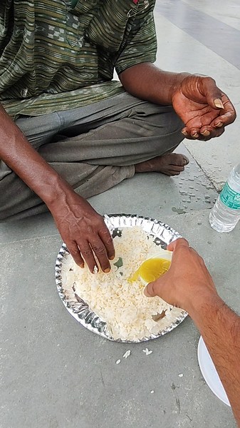 Respect old man 🙏💯❤️#trending #viral #shors #humanity #kindness #help
