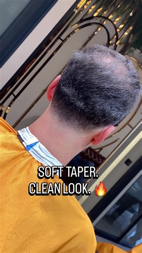 Clean, natural and confident ✂️ This soft taper men’s haircut focuses on smooth transitions and a natural shape. Instead of a harsh fade, this taper haircut keeps the sides clean while maintaining volume and flow on top. A timeless men’s haircut for men who want to look sharp, well-groomed and effortless. Easy to style, professional and suitable for everyday life. Modern men’s grooming and quality haircuts in Ankara. Doğal ama net bir görünüm isteyen erkekler için soft taper erkek saç kesimi 💈 