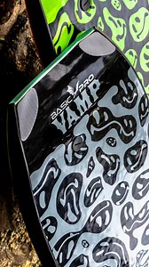 EL BODYBOARD PERFECTO PARA ESTE VERANO 🌊 ☀️ Llegaron los VAMP Bodyboards para niños y niñas 🏄‍♀️ Disponibles en medidas 36” y 38” (ideales hasta 1.55m de estatura). OJO: No son bodyboards descartables 👊 Son tablas que realmente funcionan para correr olas: ✔️ Resistentes y durables ✔️ Con stringer, para mayor rigidez y para que no se doblen con facilidad ✔️ Mejor rendimiento y control en el agua ✔️ Ideales para empezar, pero también para progresar en el deporte Se viene el verano y estos bodyb