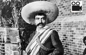 🇲🇽️MÉXICO 10 de abril de 1919 muere Emiliano Zapata. Su muerte se dio cuando el general Jesús Guajardo le hizo creer que él también estaba inconforme con el gobierno que ejercía Carranza, y que estaba dispuesto a reunirse con él para idear un plan para detenerlo. Se dice que Zapata incluso le pidió pruebas de lo que decía y Guajardo se las dio. Tomaron la decisión de reunirse para discutir la forma de detener el gobierno en un lugar llamado Hacienda de Chinameca, en donde Zapata sufrió una gra