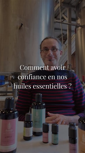 “Comment faire confiance à nos huiles essentielles ?” 🎥 Dans cet épisode, on vous partage ce qui fait la différence dans nos flacons : 1) Le choix des variétés 🌿 Parce qu’une huile essentielle commence bien avant la distillation : elle commence par la plante, et par le choix de la variété. 2) La récolte au bon moment (à maturité) 🌞 Une plante récoltée trop tôt ou trop tard… ce n’est déjà plus la même richesse aromatique. Nous récoltons quand la plante est prête, pas quand c’est “le plus prati