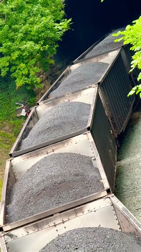 #CSX SLOW MOVING COAL TRAIN ENTERS JET BLACK TUNNEL