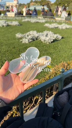 made by miku on Instagram: "ディズニーに持って行ったb.boxのお気に入りアイテム4選✨ ・シッピーカップ ストローの先におもり付きで、どんな角度でも飲みやすい設計。 逆さにしても漏れにくく、ストロー飲みの練習やお出かけにぴったり。 ・シリコンビブ 深めポケットが食べこぼしをしっかりキャッチ。 くるんとまるまって持ち運び便利！ ・カトラリーセット 小さな手でも握りやすい形状で、自分で食べる練習にもいいんだけど 食べさせやすいのもありがたい！深めのスプーンだから横にこぼれない ・スナックボックス 蓋の一部分がシリコンになってて、みかんとか出っ張ったものも潰さずに持ち運べる！神！ b.boxはシッピーカップ以外も本当に優秀なので 困った時は見てみてね！こんなのあったが見つかるかも👀 #prビーボックス #bboxfamily #ビーボックス育児"