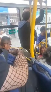 #Bogotá Un joven que se subió a un bus biarticulado de Trasmilenio vestido de falda y con maquillaje, fue cuestionado por una señora que también iba en mismo bus. El joven compartió en redes sociales su incomoda experiencia. #Noticias #Cundinamarca #Colombia | Iniciativa Ciudadana Radio - IC Radio