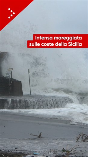 Grandi onde colpiscono la Sicilia per l'arrivo del ciclone Harry: le immagini della mareggiata dalla costa di Acireale | Local Team