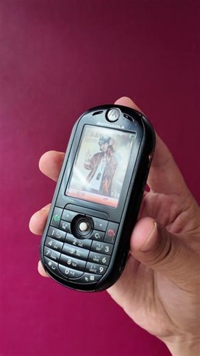 周杰伦代言的音乐手机谁还记得？ 这是摩托罗拉2006年推出的 ROKR E2 ，主打音乐功能，也是是当时主流音乐手机中第一个标配3.5mm耳机孔的手机，也算是全民普及 3.5mm 耳机孔的开端。#摩托罗拉 #摩托罗拉E2 #科技数码 #复古手机 #古董手机