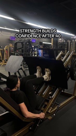 Strength after 40 isn’t about ego lifts. It’s about control, balance, and building confidence one rep at a time. Single-leg work matters more than people realize — especially as we get older. You don’t need extremes. You need consistency and intention. 👉 Follow for strength, nutrition, and longevity — without extremes. #womenover40 #strengthtraining #fitover40 #strongnotskinny #longevityfitness