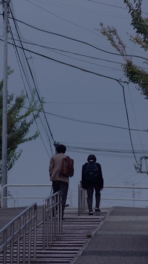 大和ハウス on Instagram: "企業CMシリーズ かぞくの群像＃7 「十三歳」篇のWEBムービーを、2025年9月30日（火）より公開しました。 ＜ストーリー＞ かぞくの群像シリーズ 第一弾「矛盾」篇の続編です。 当時九歳だった息子は四年後の今、十三歳の少年に成長している。そして四年前と同じ教室で講義をする教授の父を見ているが、息苦しさを覚えたのか少年は教室を後にする・・・ 休み時間やサークル活動を楽しむ学生たちを横目にして、ノートにメモをとる少年。少年は小説家になりたいと父に想いを告げる。少年の想いを知った父は、かつて妻が書き上げられなかった小説の存在を伝える。 十三歳になった少年と父の、これからのかぞくのストーリー。 2021年に公開した#1「矛盾」篇と四年後を描いた続編となる「十三歳」篇を、続けてご覧いただけるスペシャルムービーも公開しています。 ●かぞくの群像 「矛盾と十三歳」篇 https://youtu.be/IFrhI6AgLIs CMの詳細や同シリーズ作品については特設サイトをご覧ください。 https://www.daiwahouse.co.jp/ad/cm