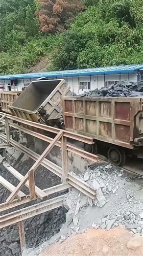 Coal rail car unloading process- Good tools and machinery can increase work efficiency