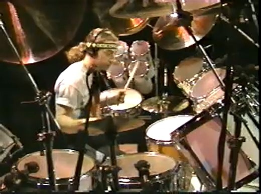 Audición Progresiva on Instagram: "🥁🎸🎷 Nace un tremendo y maravilloso baterista, su versatilidad ha traspasado las fronteras en la música, el grandioso Simon Phillips 🎷🎸🥁 Un 6 de febrero de 1957, nace en Londres, el espectacular Simon Phillips, hijo de un prestigioso músico de jazz británico que tocaba swing, además de ser muy influenciado por Buddy Rich. Desde muy temprana edad se dedico a tocar batería. Perteneció a proyectos como la banda 801 junto a Phil Manzanera, Brian Eno, Lloyd Wat