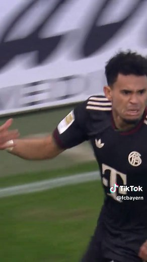 Josip Stanisic reaction to Luis Díaz goal — Bayern moment