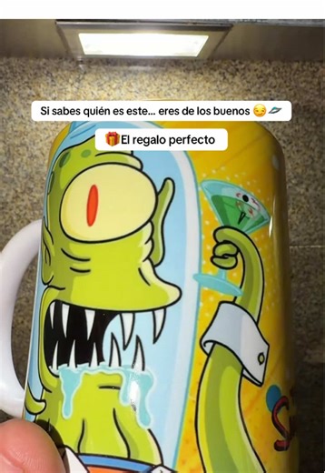 No es una taza cualquiera. Es Kang y Kodos invadiendo tu desayuno 👽☕ Perfecta para: ✔️ Fans reales de Los Simpson ✔️ Regalo original que no falla ✔️ Escritorio con personalidad Por 10,99€ tienes una taza que cualquier fan va a reconocer al instante. Café normal ❌ Café con invasión alienígena ✅ #LosSimpson #Friki #TazaOriginal #RegaloGeek #CaféConEstilo