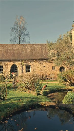 🍁 Séminaire au vert 🍁 Un cadre propice à la réflexion, au partage et au lâcher prise. En pleine nature, avec 11 hectares de bois, un parc aménagé, un jardin fleuri au cœur des remparts, un étang ... Laissez-vous guider, direction Manoir du Moustoir à Saint -Evarzec, situé 10mn de Quimper et Concarneau. #seminaire #codir #slowlife #formation #formationprofessionnelle #seminaireauvert #hotellife #event #salledereunion #domaine | Manoir du Moustoir, "Les empreintes"