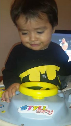 Miguel fazendo cocô na fralda