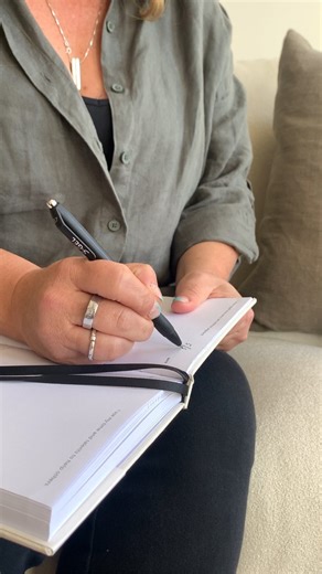 The benefits of practicing gratitude are nearly endless but here are just a few amazing things: 🧠 Improves mental health Challenging negative thought patterns helps to calm you when anxious, and boost your mood. Practicing gratitude improves emotional well-being by flooding the brain with positive chemicals that spark brain activity critical to sleep and mood regulation. 🤒 Improves Physical Health Strengthens the immune system, lowers blood pressure, reduces symptoms of illness and makes you l